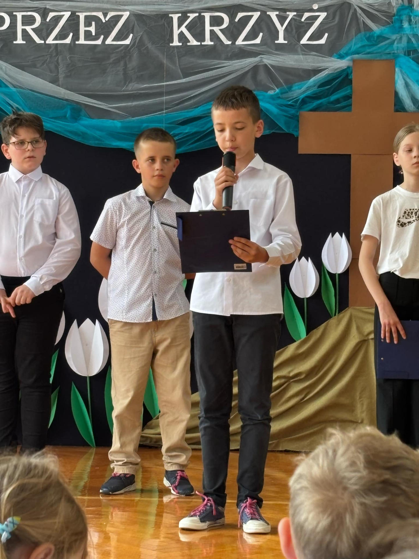 "Zmartwychwstał Pan i żyje dziś, Blaskiem jaśnieje noc. Nie umrę, nie, lecz będę żył, Pan okazał swą moc. Krzyż to jest brama Pana..."